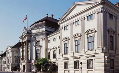 Palais Auersperg bei Tag