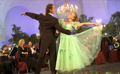 Palace Orchestra dancers