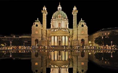 Wiener Karlskirche bei Nacht