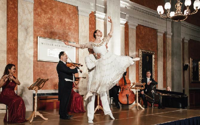 Image: Vienna Residence Orchestra and dancers