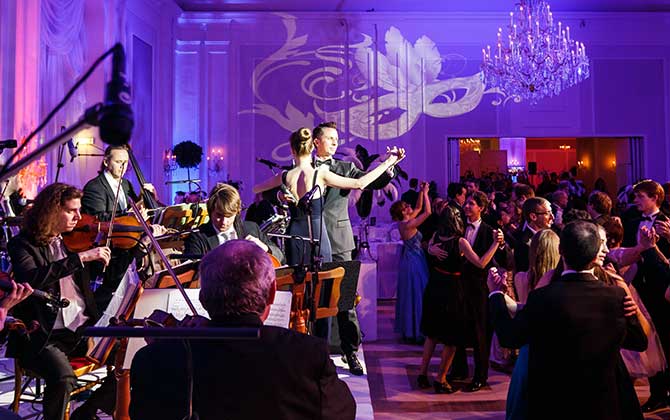 Image: Waltz workshop at the New Year's Eve Gala